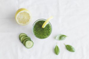 groene smoothie van komkommer en citroen